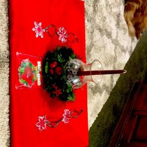 A burgundy candle and 4 snowflakes